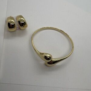 Sophisticated Gold Bracelet and Earring Set